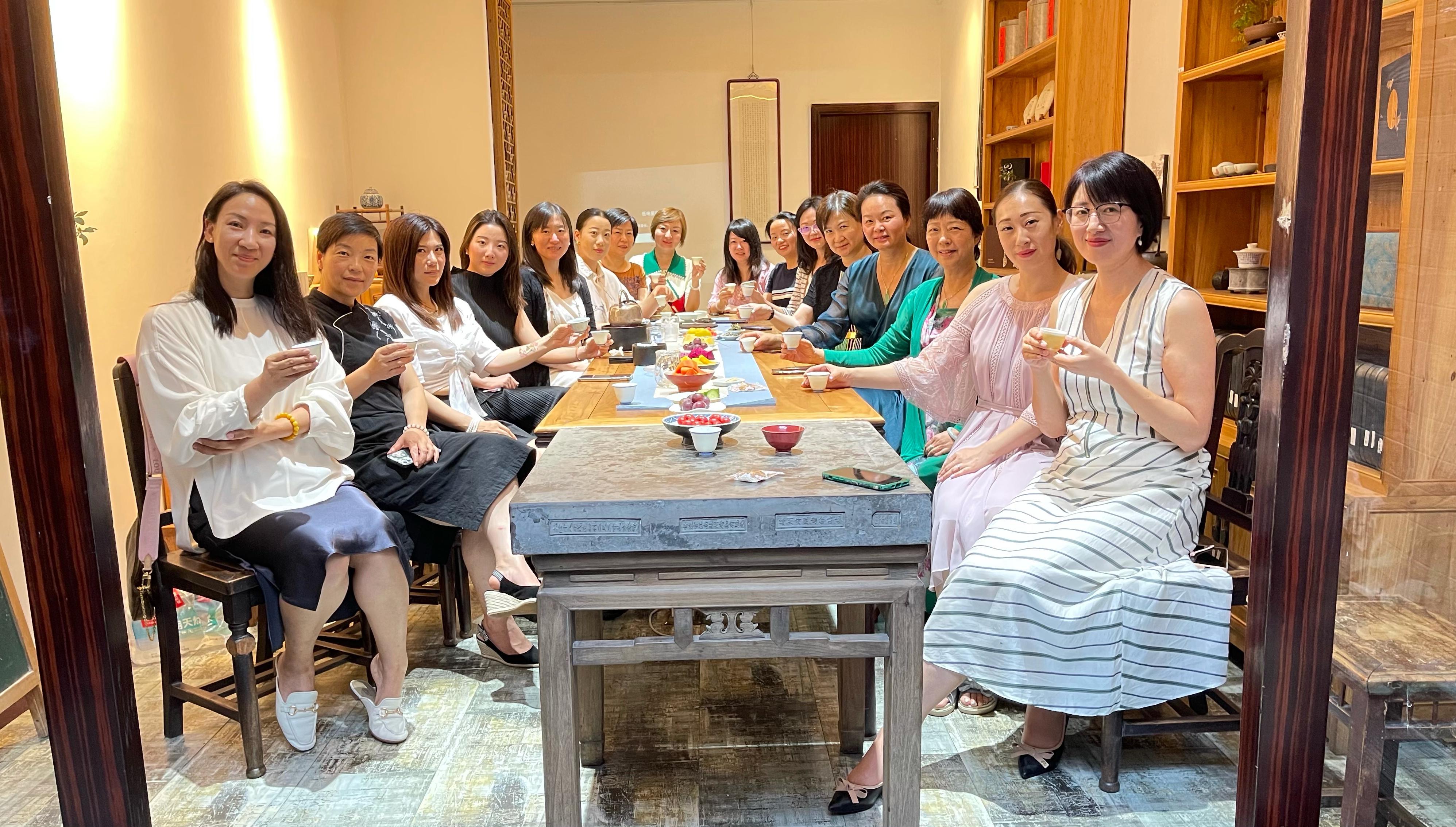  茶汤⾥的中式⽣活之美——商会女企业家联谊会“走进一叶茶事”茶会雅集活动举办